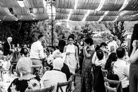 Ariane cumprimentar os convidados compartilhando sorrisos e carinho'