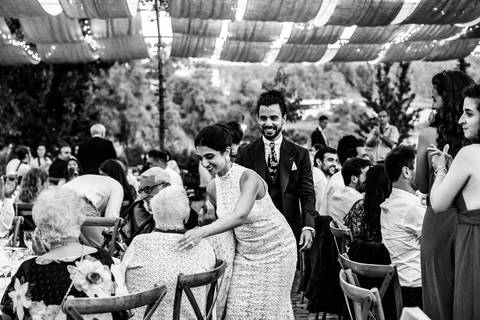 Ariane cumprimentar os convidados compartilhando sorrisos e carinho'