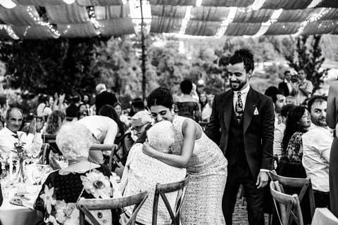 Ariane cumprimentar os convidados compartilhando sorrisos e carinho'