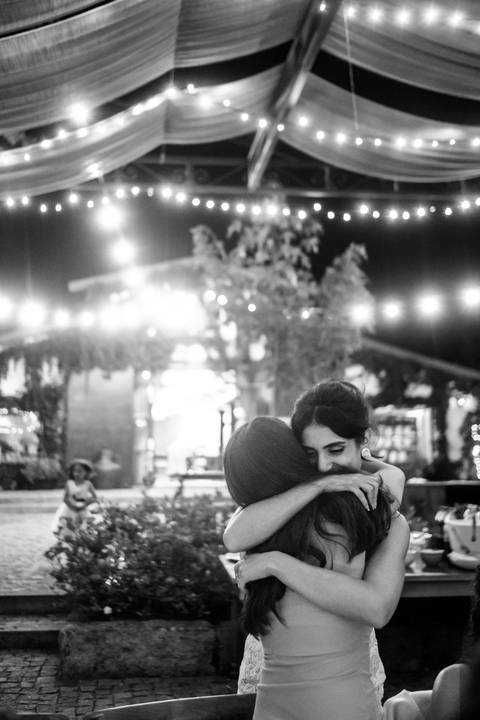 Abraços que celebram amizades enternas'