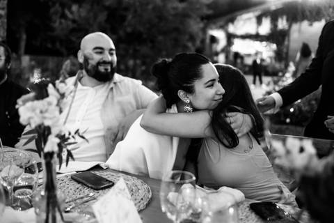 Abraços que celebram amizades enternas'