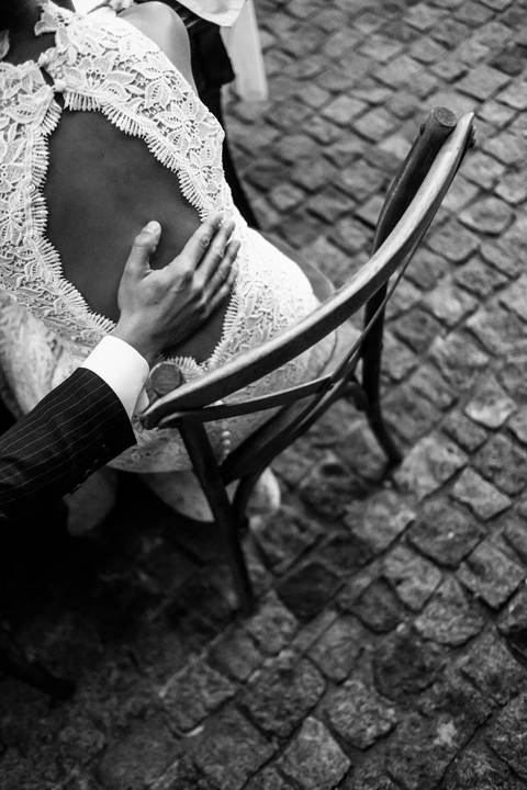 A dança continua, com sorrisos e brindes'