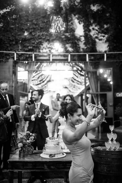 A dança continua, com sorrisos e brindes'