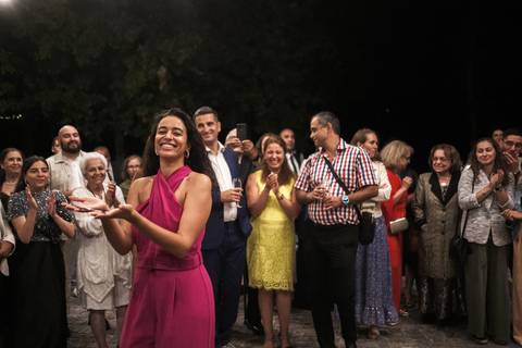 A dança continua, com sorrisos e brindes'