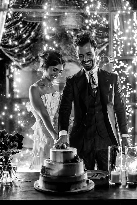 Olhares trocados no altar, envoltos por emoçao'