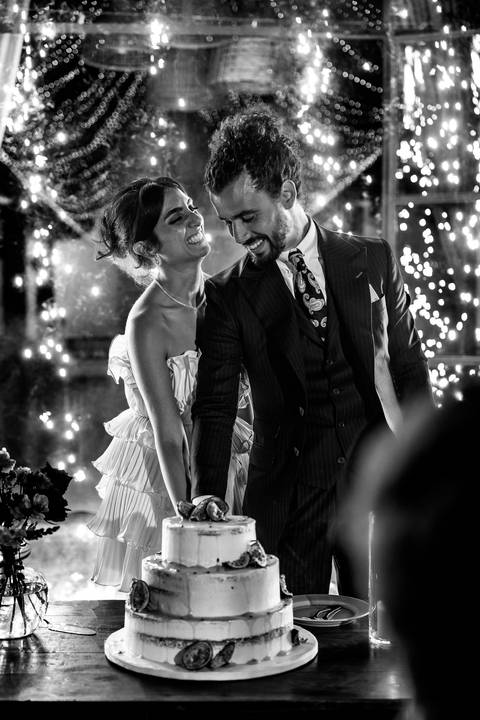 Olhares trocados no altar, envoltos por emoçao'