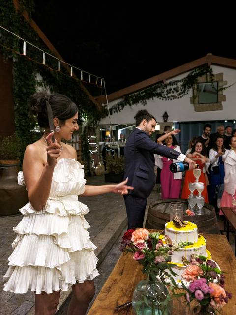 Ariane e chistophe a cortar o bolo, partilhando o doce do amor'