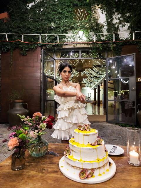 Ariane e chistophe a cortar o bolo, partilhando o doce do amor'