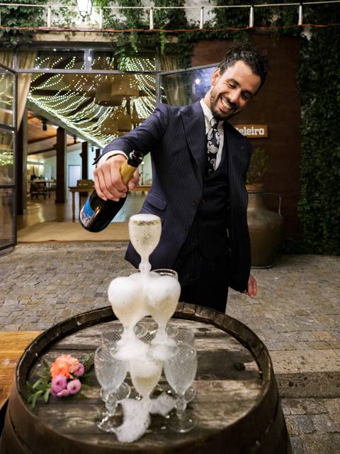 Chistophe a encher a torre de champanhe, brincando ao inicio de uma nova vida'