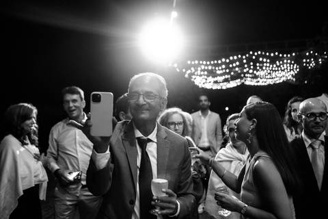 Convidados sorridentes, celebrando com alegria um dia inesquecivel'