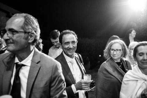 Convidados sorridentes, celebrando com alegria um dia inesquecivel'