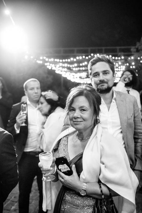 Convidados sorridentes, celebrando com alegria um dia inesquecivel'