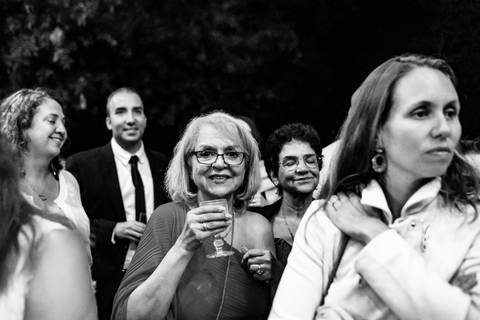 Convidados sorridentes, celebrando com alegria um dia inesquecivel'