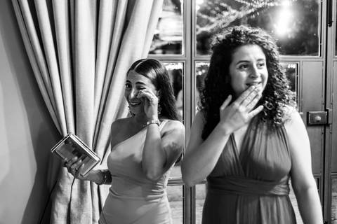 Convidados sorridentes, celebrando com alegria um dia inesquecivel'