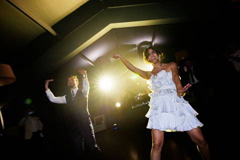 Ariane e Chistophe a dançar, celebrando o amor com alegria contagiante'