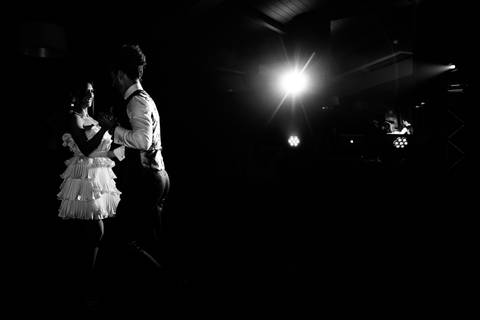 Ariane e Chistophe a dançar, celebrando o amor com alegria contagiante'