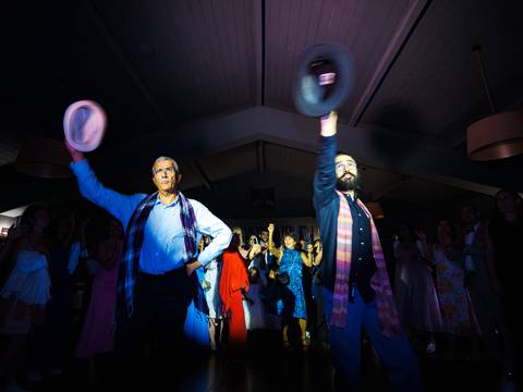 convidados compartilhando sorrisos e carinho e a se divertir na pista de dança'