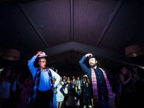 convidados compartilhando sorrisos e carinho e a se divertir na pista de dança'