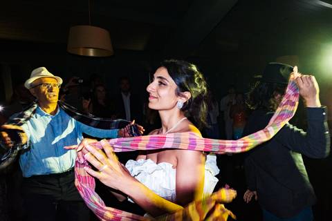 Ariane e Chistophe a dançar, celebrando o amor com alegria contagiante'