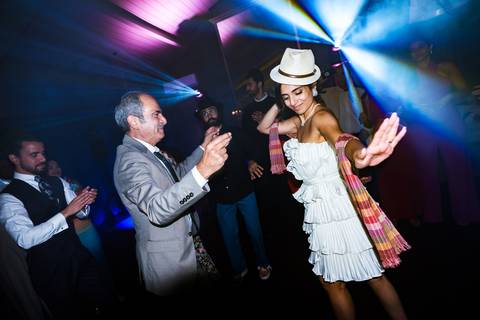 convidados compartilhando sorrisos e carinho e a se divertir na pista de dança'