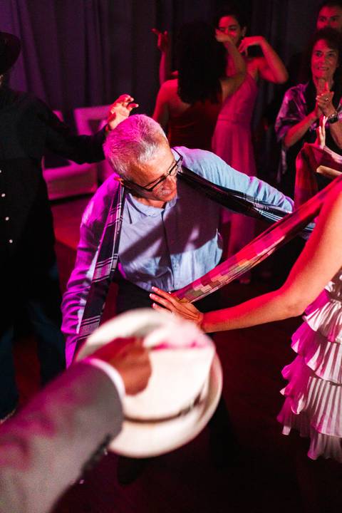 convidados compartilhando sorrisos e carinho e a se divertir na pista de dança'