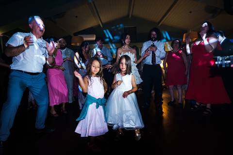 convidados compartilhando sorrisos e carinho e a se divertir na pista de dança'