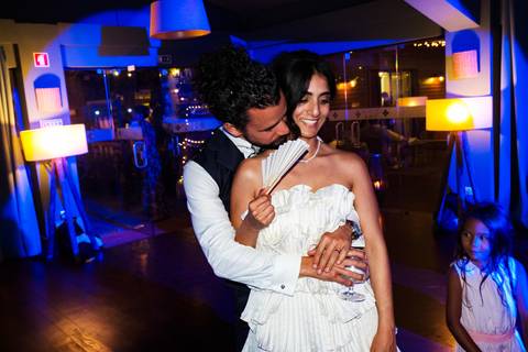 Dança dos noivos no celeiro iluminado com grandes luzes festivas '