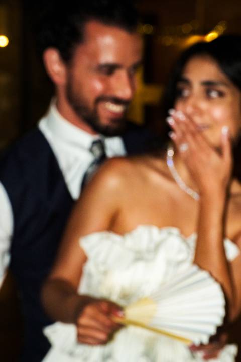 Olhares trocados no altar, envoltos por emoçao'