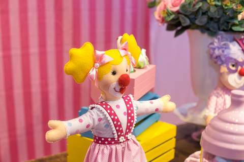 Palhaça feita de feltro na mesa'