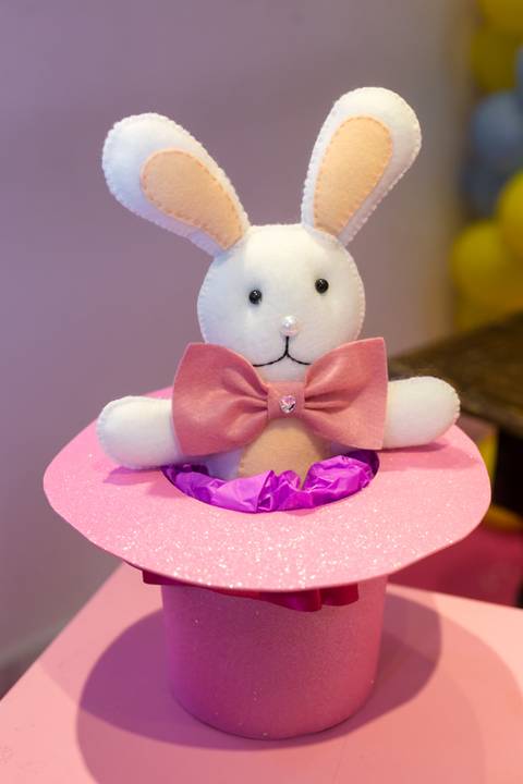 Coelhinho saindo da cartola enfeite de mesa'