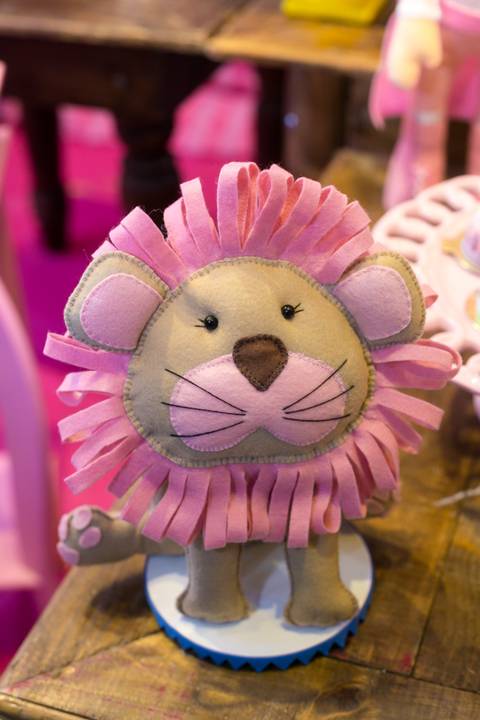 Leão de Feltro Rosa Decoração mesa'
