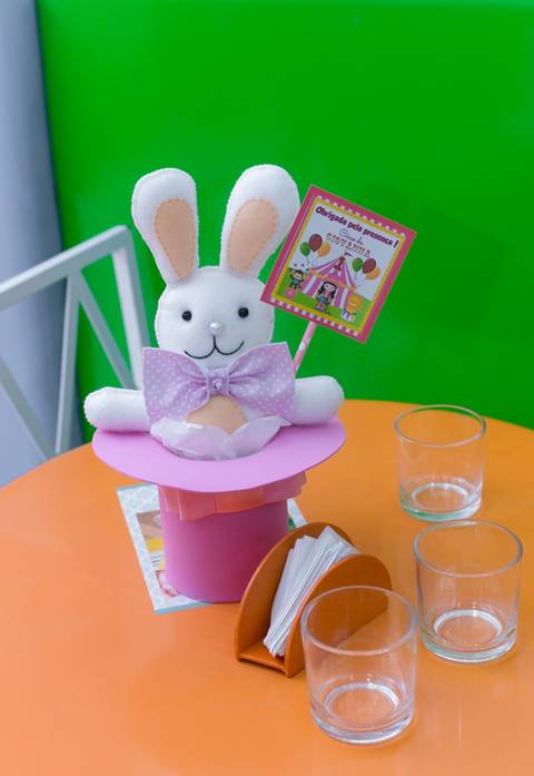 Enfeite de mesa coelho saindo da cartola'