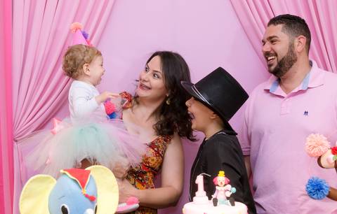 Família na mesa tema circo rosa'