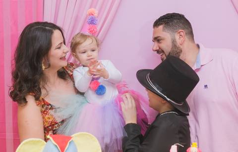 Fotografia de família na casa de festa algo tão doce kids'