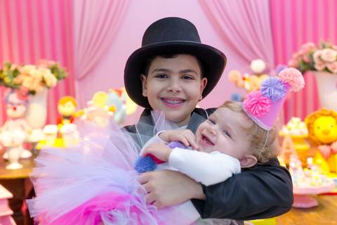 irmã e irmão na festa tema circo rosa'