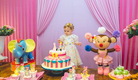 Mesa decorada macaquinha de feltro e elefante de feltro'