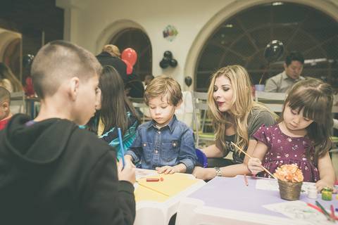 Diversão com pintura na  kID mais casa de festas'