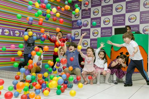Brincadeira com bolinhas casa de festas kid mais'