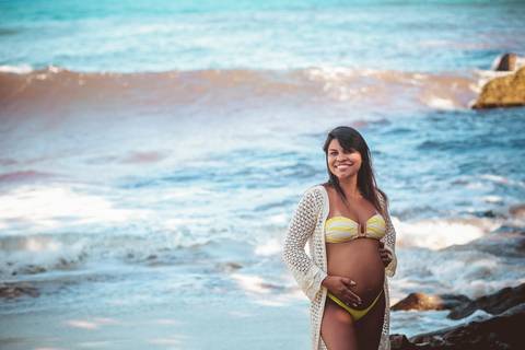 Ensaio de gestante ele com biquíni amarelo ao fundo mar em prainha-RJ'