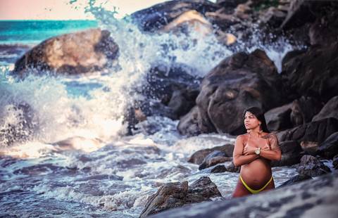 Mar batendo nas pedras ao fundo em ensaio de gestante fotográfico prainha-RJ'