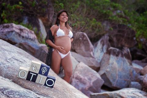 nome do bebê em cima das pedras ao fundo gestante em seu ensaio fotográfico-prainha/RJ'