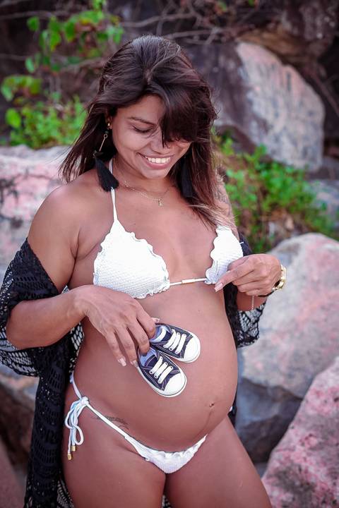 sapatinhos de bebê  azul em ensaio de grávida na praia/RJ-Prainha'