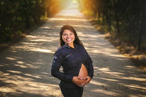 gestante fardada da PMERJ no seu ensaio de gestante na prainha-RJ'