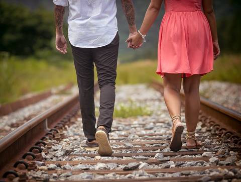 Ensaio externo de casal pré-casamento eles andando na linha do trem em Sahy-Mangaratiba-RJ'