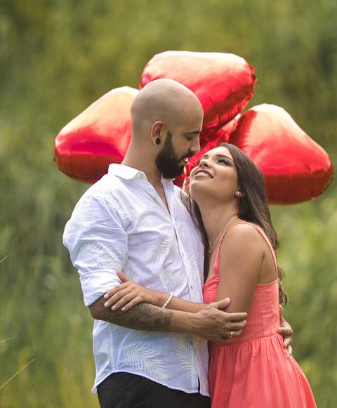 olhares apaixonados de Carol & Diego em ensaio Pré Casamento em reserva de Sahy-RJ'