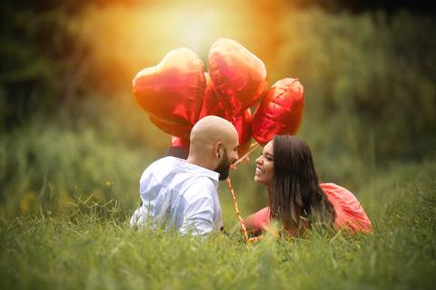 Casal em olhar apaixonado em ensaio romântico em Pré-Wedding-Reserva de Sahy-RJ'