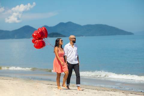 Casal caminhando na  Reserva de Sahy em ensaio Pré-Wedding-RJ'
