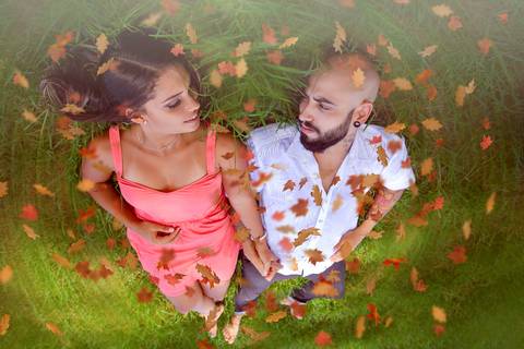 Casal deitado na grama em ensaio Pré Wedding -Mangaratiba RJ'