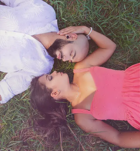 Casal deitados  na grama e conectados com muito amor em ensaio Pré wedding-Mangaratiba-RJ'