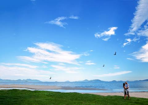 Pré Wedding casal em reserva de Sahy ao fundo praia e céu azul-Mangaratiba/RJ'